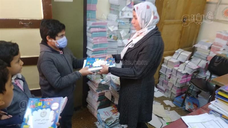 تسليم الكتب المدرسية،