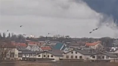 لحظة هجوم أسراب طائرات الهليكوبتر مقتربة من العاصمة الأوكرانية كييف|فيديو 