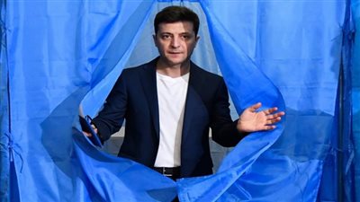 فولوديمير زيلينسكي.. ممثل كوميدي قاد أوكرانيا للاصطدام بالكبار 