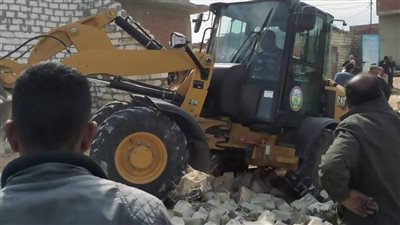 هدم منزل مخالف بإحدى قرى الإسماعيلية | صور