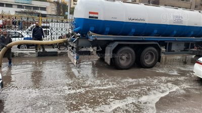 شفط مياه الأمطار وتغطية كابلات الكهرباء بشوارع الغربية|صور