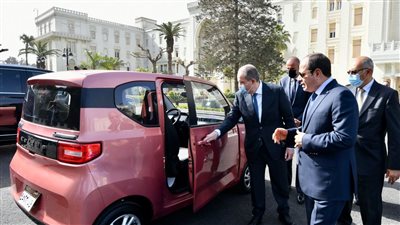 السيسي يتفقد نماذج من السيارات الكهربائية المزمع توطين صناعتها محليا | صور 