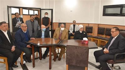 محافظ الشرقية يهنئ العاملين بمركز التدريب وتنمية الموارد البشرية بعد اعتماده 