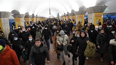 هرولة الحرب.. مشاهد من فرار الأوكرانيين بعد الغزو الروسي | صور