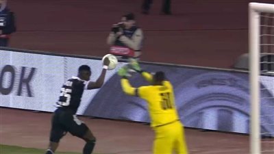 لسه الرياضة بخير.. لاعب يسجل هدفا على طريقة مارادونا ويطلب من الحكم إلغاءه | فيديو