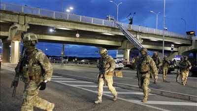 القوات الأوكرانية تفجر جسرا لمنع تقدم الجيش الروسي نحو كييف