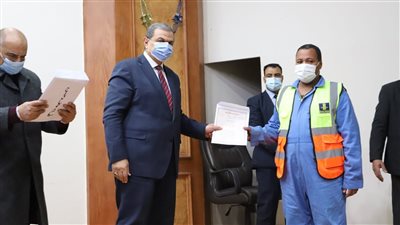 وزير القوي العاملة يسلم 3526 وثيقة تأمين تكافلي للعمالة غير المنتظمة بـ4 شركات