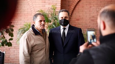 تدافع محبي الرئيس الراحل لالتقاط الصور التذكارية مع جمال وعلاء وسوزان مبارك | فيديو 