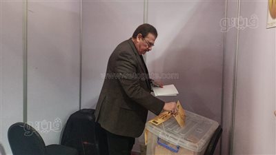 نقيب المهندسين يدلي بصوته في انتخابات التجديد النصفي للنقابة.. فيديو