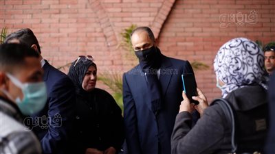 ظهور خاص للسيدة سوزان.. علاء وجمال يستقبلان محبي مبارك فى الذكرى الثانية لوفاته | فيديو وصور 