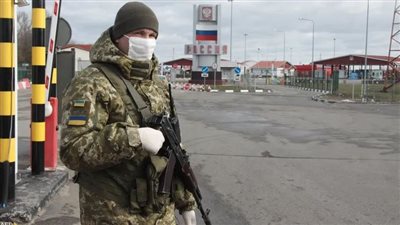 الجيش الأوكراني يوزع الأسلحة على المواطنين في الشوارع| فيديو