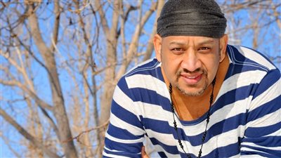 عصام كاريكا: حمو بيكا ما بيعرفش يغني يبقى ما يزعلش إنه ما أخدش تصريح | فيديو