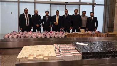 حيلة ذكية.. ضبط اسيوي حاول تهريب مستحضرات تجميل وسط حقائب وفد سياحي بمطار القاهرة