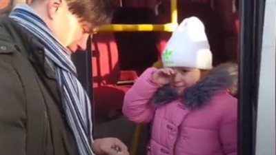 فيديو مؤثر لأب أوكراني يودع طفلته قبل الذهاب إلى الحرب.. والابنة تجهش في البكاء