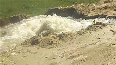 انفجار ماسورة مياه بالفيوم يهدد طريق قصر الباسل