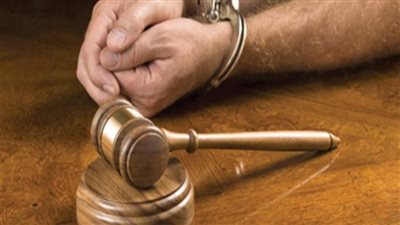 إحالة عاطلين بتهمة حيازة مواد مخدرة وأسلحة نارية بالسلام للمحاكمة