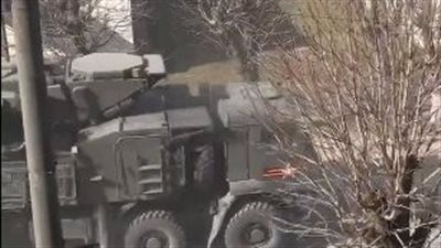 لحظة اقتحام المدرعات الروسية لقرية بالعاصمة الأوكرانية كييف | فيديو 