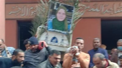 بالورود.. جنازة شعبية لـ ضحية أسانسير مستشفى السنبلاوين العام بالدقهلية | صور 