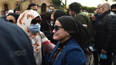 حزن وبكاء أسرة وأصدقاء الصحفي الراحل محمود الكردوسي خلال جنازته | صور