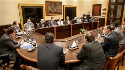 عبد الغفار يبحث مع خريجي البرنامج الرئاسي التنفيذيين سبل الاستفادة من خبراتهم