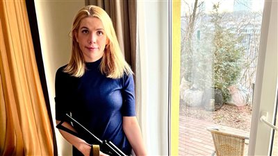 عضوة في البرلمان الأوكراني تحمل السلاح للدفاع عن بلادها