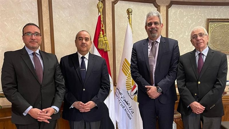 وزير الطيران يلتقي