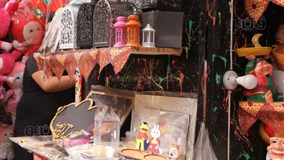 الأدوات المكتبية: انتعاش الطلب على الفوانيس.. وزيادة أسعار ألعاب رمضان