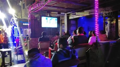 مقاهي دار السلام تفضل إذاعة مباراة الأهلي عن الزمالك.. صور