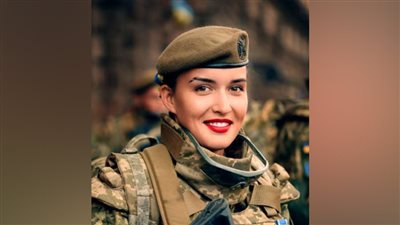 جمالها لفت النظر.. هذه حقيقة صورة زوجة الرئيس الأوكراني بميدان المعركة