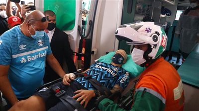 إلغاء مباراة قمة برازيلية بعد هجوم مشجعين على حافلة نادي جريميو وإصابة لاعبين |فيديو