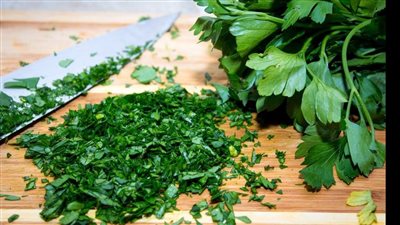 طريقة حفظ البقدونس في الثلاجة فترة أطول