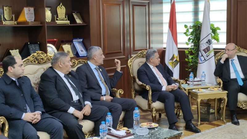 محافظ بني سويف يستقبل