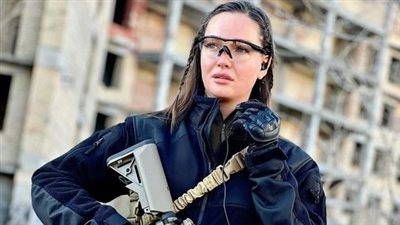 ملكة جمال أوكرانيا تحمل السلاح للدفاع عن وطنها ضد الروس | صور 