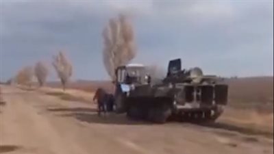 مزارع أوكراني يسحب مقاتلة روسية ويهرب | فيديو