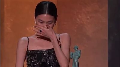 بكاء جونج هو يون بعد فوزها بجائزة أفضل ممثلة في حفل SAG | فيديو