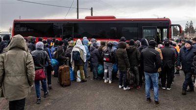 مدنيون أوكرانيون يعترضون رتلا عسكريا روسيا | فيديو