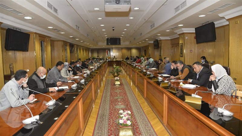  اجتماع محافظ أسيوط