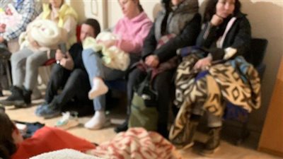 في القبو ومحطات المترو.. أوكرانيات يلدن على أصوات الرصاص والقصف