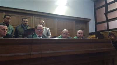 لحظة النطق بالحكم على المتهم بقتل شخص وإصابة 6 آخرين بالمنصورة...فيديو وصور 