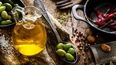 هل لزيت الزيتون فوائد عند تناوله على الريق؟.. أخصائي تغذية تُجيب 