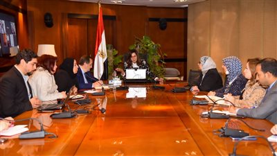 وزيرة الهجرة تتابع إجلاء مصريين من كييف بحافلات 