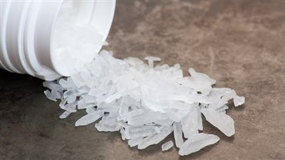 ضبط عنصر إجرامي يدير وكرًا لتجارة مخدر الآيس بملايين الجنيهات في التجمع 