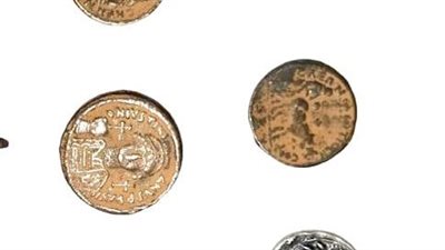 إحباط محاولة تهريب 10 عملات معدنية أثرية بمطار القاهرة