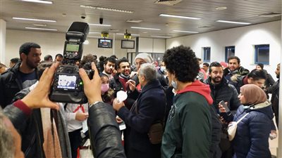 نبيلة مكرم تروي تفاصيل عودة المصريين العالقين في أوكرانيا| فيديو