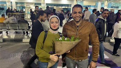 شاب مصري يفاجئ خطيبته العائدة من أوكرانيا بـ