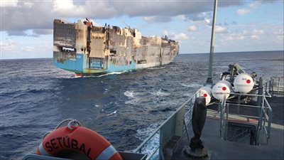 بورش وأودي وبنتلي.. غرق سفينة شحن تحمل آلاف السيارات الفارهة بعد احتراقها| صور