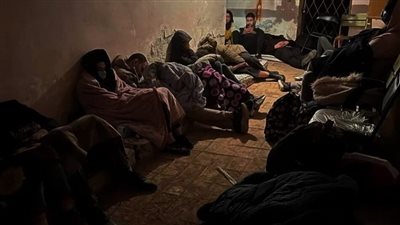 قوات أوكرانية تجبر طلاب إيرانيين على جمع القمامة قرب حدود بولندا |فيديو