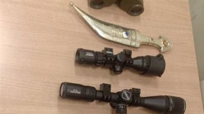 ضبط راكب عربي بحوزته أسلحة ومناظير ميدان بمطار القاهرة | صور