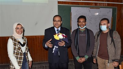 طلاب طب سوهاج يستقبلون رئيس الجامعة بالورود خلال إلقائه محاضرة 