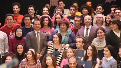 عبد الدايم وغنيم يسلمان شهادات تخرج الدفعة الأولى من المرحلة الثانية لـ